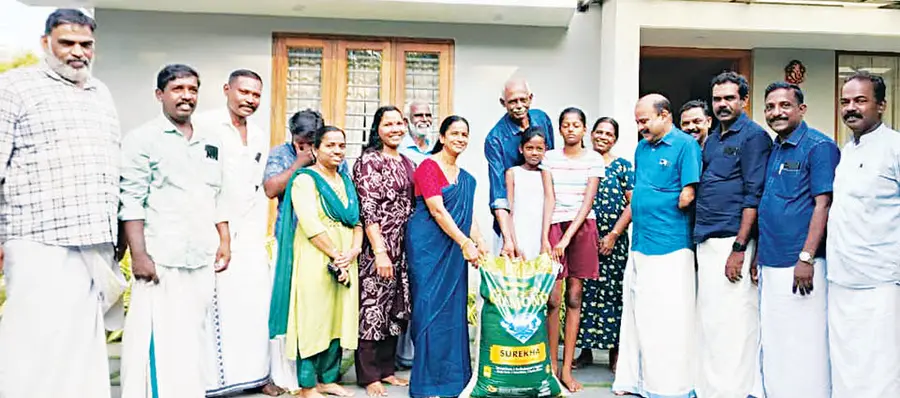 വിശപ്പുരഹിത മാരാരിക്കുളം പദ്ധതിയിലേക്ക് ജനകീയ അരി സമാഹരണം  ജില്ലാ പഞ്ചായത്ത്‌ വൈസ്‌പ്രസിഡന്റ്‌  അഡ്വ. ഷീന സനൽകുമാർ ഉദ്ഘാടനംചെയ്യുന്നു 