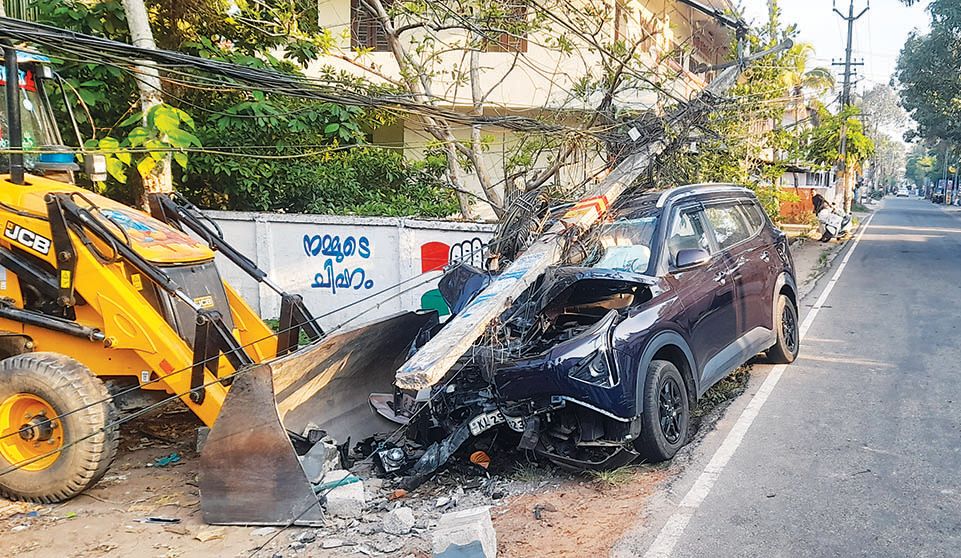 മുതുകുളം ചൂളത്തെരുവ് മുക്കിന് സമീപം നിയന്ത്രണംവിട്ട കാർ വൈദ്യുതിത്തൂൺ ഇടിച്ച് തകർത്തപ്പോൾ