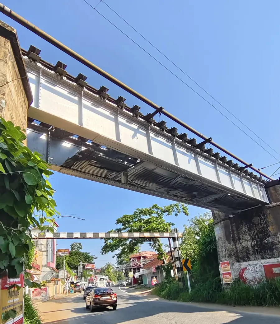 എംസി റോഡിൽ പുത്തൻവീട്ടിൽപ്പടി ജങ്ഷനിലുള്ള പഴയ റെയിൽവേ
പാലത്തിൽ പാകിയ അലൂമിനിയം ഷീറ്റുകൾ റോഡിലേക്ക് വീഴാറായ നിലയിൽ