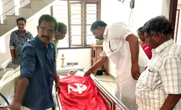 കള്ളിക്കാട് കുടികിടപ്പ് സമരസേനാനി ഇന്ദിരയുടെ മൃതദേഹത്തിൽ സിപിഐ എം  കാർത്തികപ്പള്ളി ഏരിയ സെക്രട്ടറി കെ വിജയകുമാർ,  കമ്മിറ്റിയംഗം ബി കൃഷ്ണകുമാർ, എം ആനന്ദൻ, വി സുഗതൻ എന്നിവർ ചേര്‍ന്ന് രക്തപതാക പുതപ്പിക്കുന്നു 