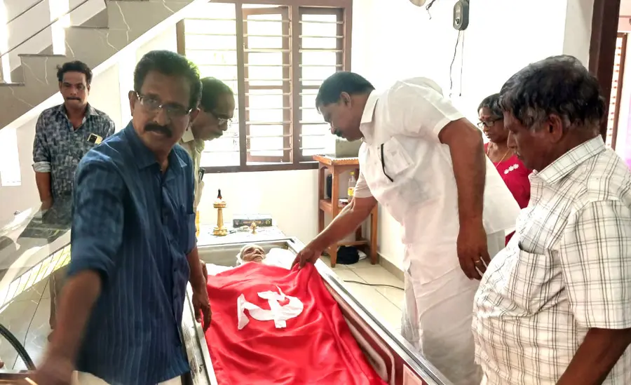 കള്ളിക്കാട് കുടികിടപ്പ് സമരസേനാനി ഇന്ദിരയുടെ മൃതദേഹത്തിൽ സിപിഐ എം  കാർത്തികപ്പള്ളി ഏരിയ സെക്രട്ടറി കെ വിജയകുമാർ,  കമ്മിറ്റിയംഗം ബി കൃഷ്ണകുമാർ, എം ആനന്ദൻ, വി സുഗതൻ എന്നിവർ ചേര്‍ന്ന് രക്തപതാക പുതപ്പിക്കുന്നു 