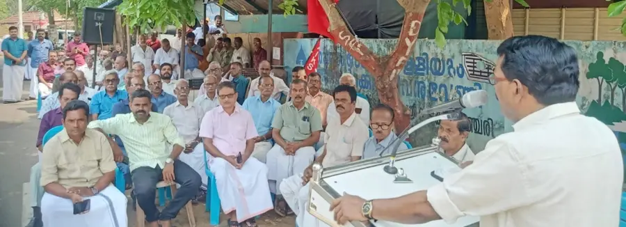 കിഴക്കഞ്ചേരി കൃഷിഭവനിലേക്ക് നടത്തിയ മാർച്ച് കർഷകസംഘം സംസ്ഥാന വൈസ് പ്രസിഡന്റ് സി കെ രാജേന്ദ്രൻ
ഉദ്ഘാടനം ചെയ്യുന്നു