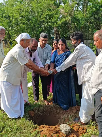 മതിലകം പഞ്ചായത്ത് നിര്‍മിച്ചുനല്‍കുന്ന വീടിന്  പ്രസിഡന്റ് സുമതി സുന്ദരൻ തറക്കല്ലിടുന്നു