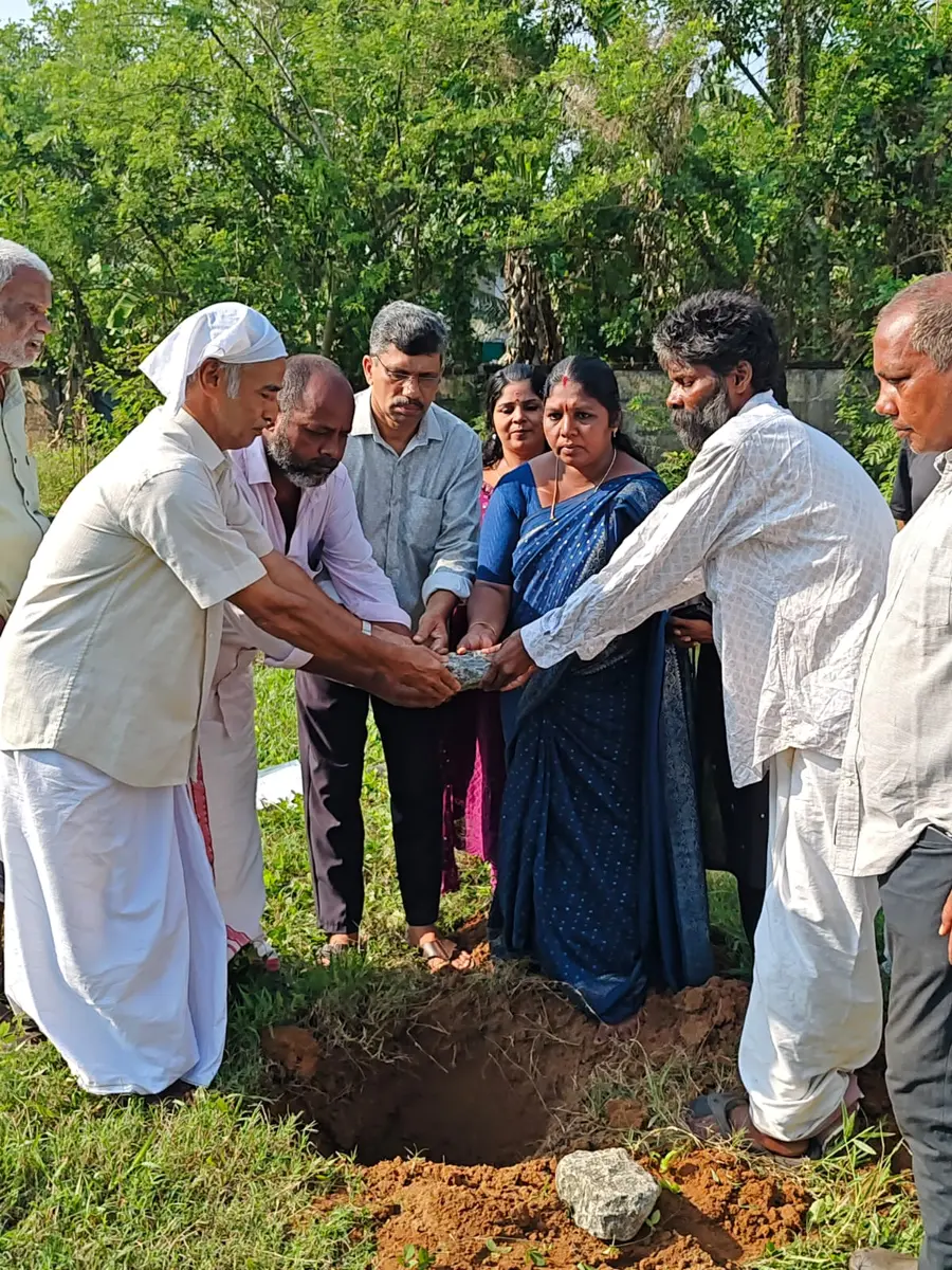 മതിലകം പഞ്ചായത്ത് നിര്‍മിച്ചുനല്‍കുന്ന വീടിന്  പ്രസിഡന്റ് സുമതി സുന്ദരൻ തറക്കല്ലിടുന്നു
