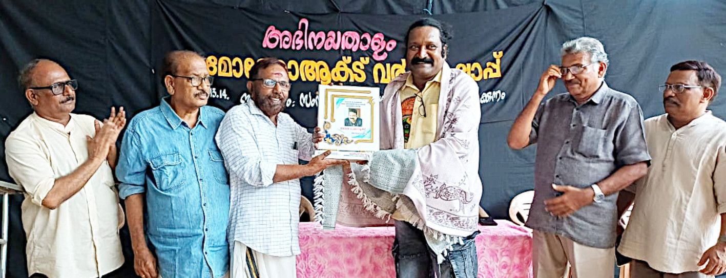 അനിൽ ചെങ്ങന്നൂരിനെ ആലപ്പി ഋഷികേശ് അനുമോദിക്കുന്നു
