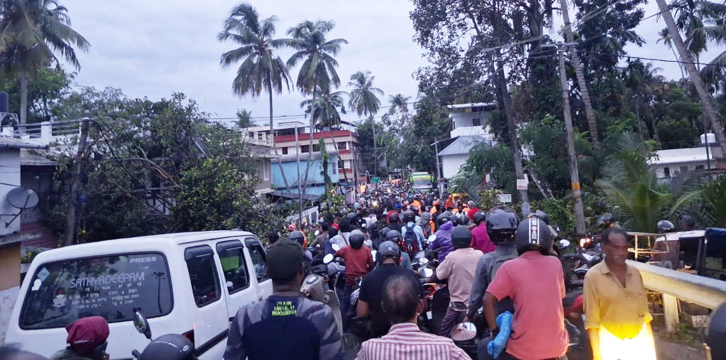 മരം വീണതിനെ തുടർന്ന് എഴുപുന്ന- കുമ്പളങ്ങി പാലത്തിലുണ്ടായ ഗതാഗത തടസ്സം