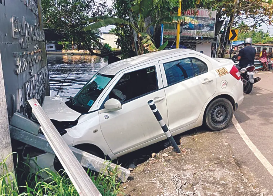 രാജീവ് ബോട്ടുജെട്ടിക്ക് സമീപം അപകടത്തിൽപ്പെട്ട കാർ