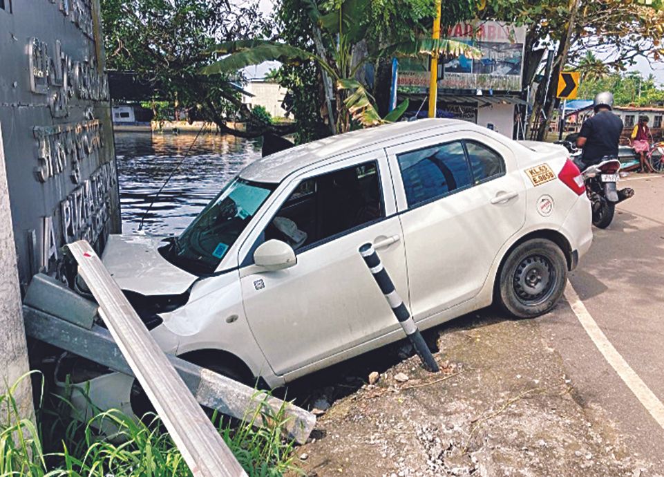 രാജീവ് ബോട്ടുജെട്ടിക്ക് സമീപം അപകടത്തിൽപ്പെട്ട കാർ