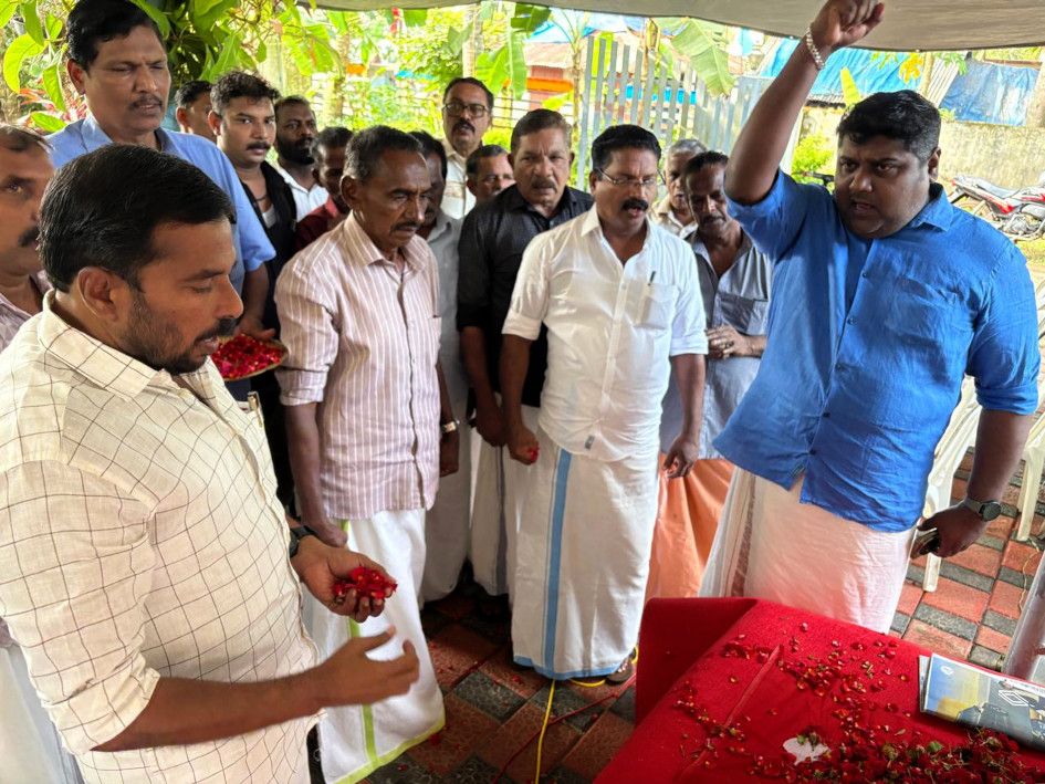 വി കെ ചെല്ലപ്പന്റെ ചരമ വാർഷിക ദിനത്തിൽ വി കെ യുടെ വസതിയിൽ രാവിലെ നടന്ന പുഷ്പാർച്ചന