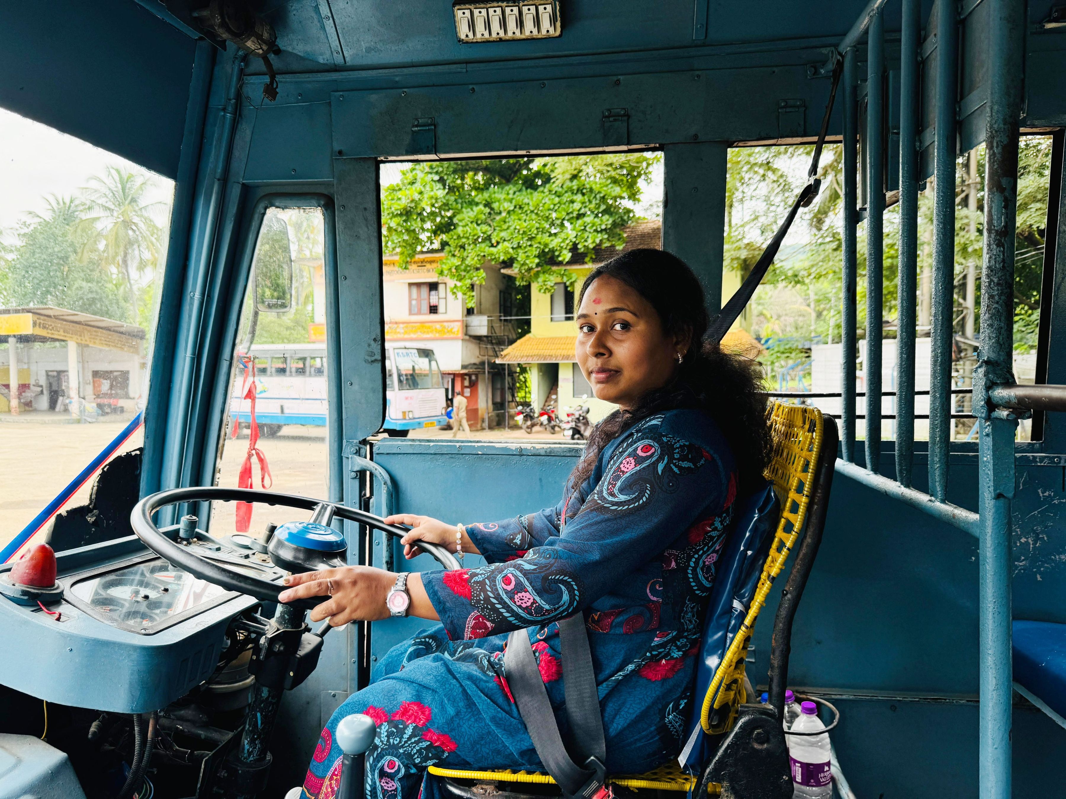 മണ്ണാർക്കാട് കെഎസ്ആർടിസി ഡിപ്പോയിലെ ഡ്രൈവിങ് പരിശീലനത്തിന്റെ ഭാഗമായി  രമ്യ ബസ് ഓടിക്കുന്നു
