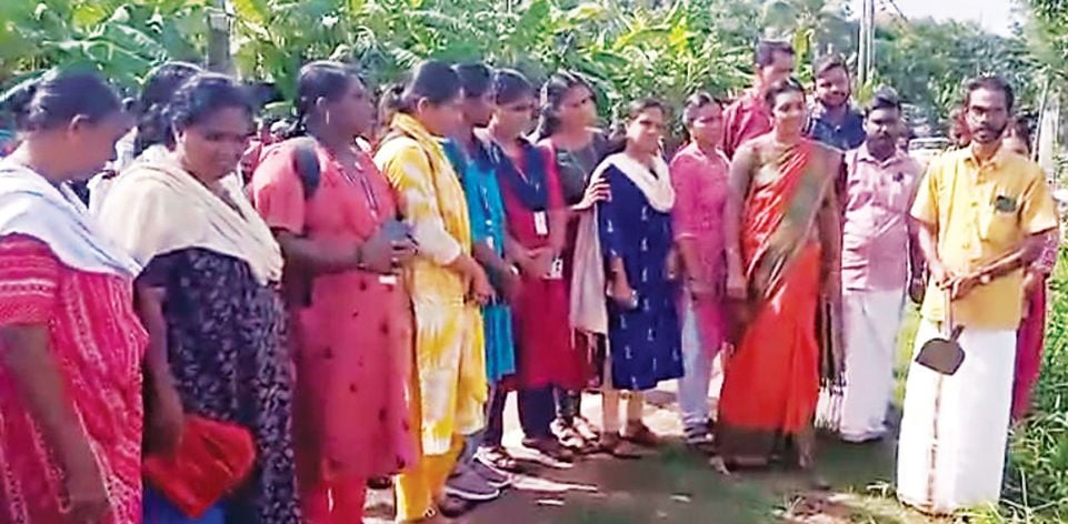 നെടുമുടി പഞ്ചായത്തിൽ മെഗാ ശുചീകരണം പ്രസിഡന്റ് പി കെ വിനോദ് ഉദ്ഘാടനംചെയ്യുന്നു 