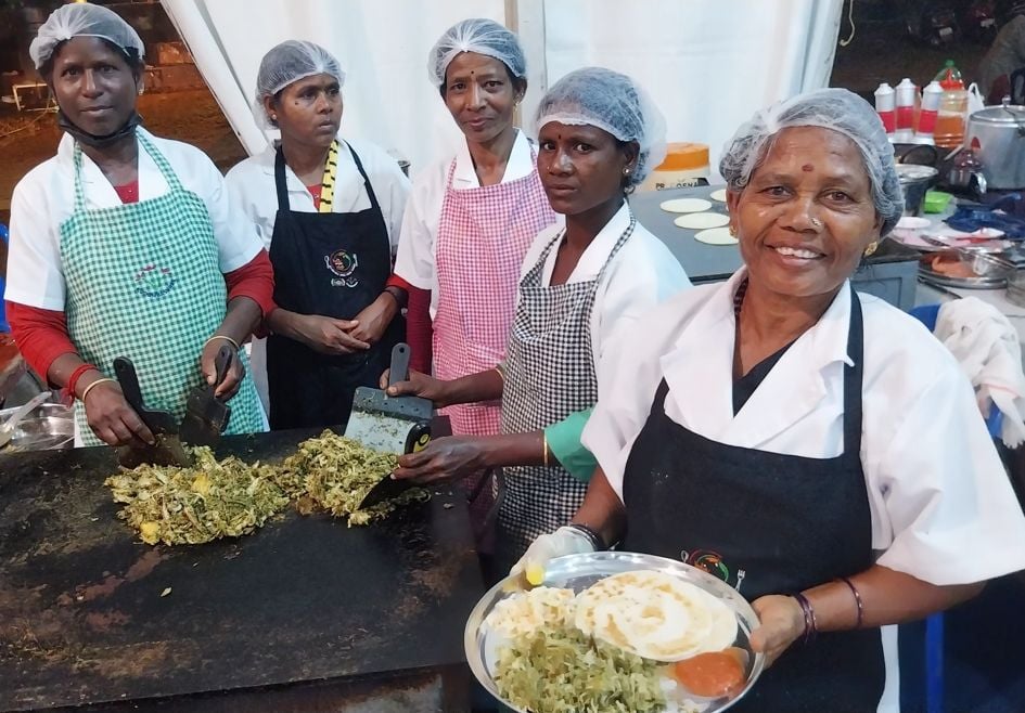 വനസുന്ദരി ചിക്കൻ വിളമ്പുന്ന കുടുംബശ്രീ അംഗങ്ങൾ
