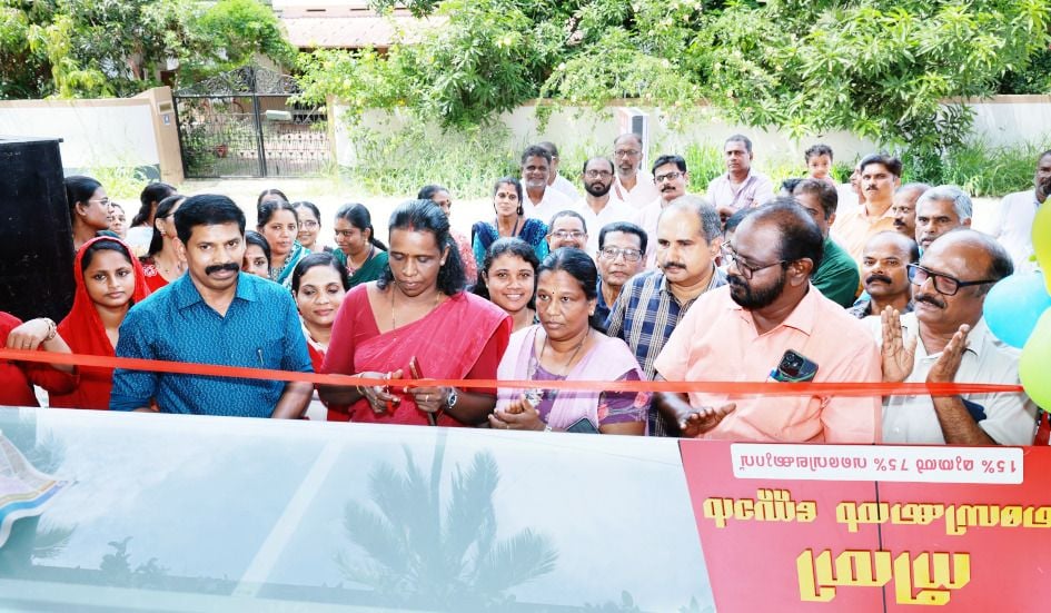അമ്പലപ്പുഴ സർവീസ് സഹകരണസംഘത്തിന്റെ നീതി മെഡിക്കൽ സ്റ്റോർ  അമ്പലപ്പുഴ വടക്ക് പഞ്ചായത്ത് പ്രസിഡന്റ്‌ അനിത സതീഷ് ഉദ്ഘാടനംചെയ്യുന്നു