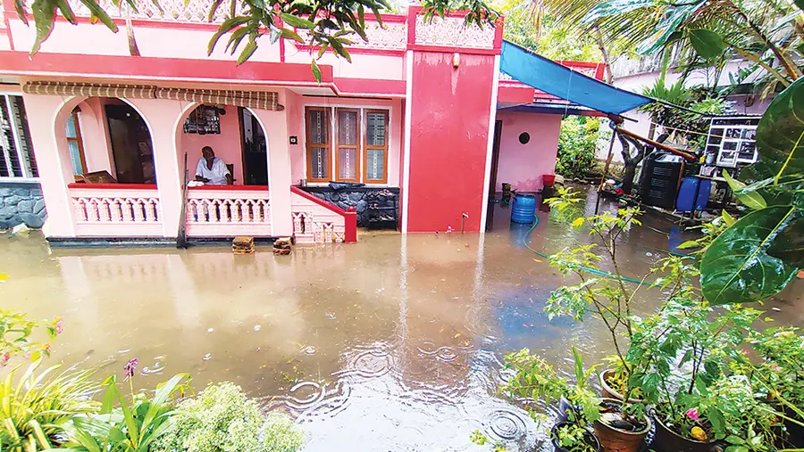 കിഴക്കുംപുറം പാടശേഖരത്തിലെ പൗർണമിയിൽ കെ രാഘവന്റെ വീട്ടിൽ
വെള്ളം കയറിയ നിലയിൽ