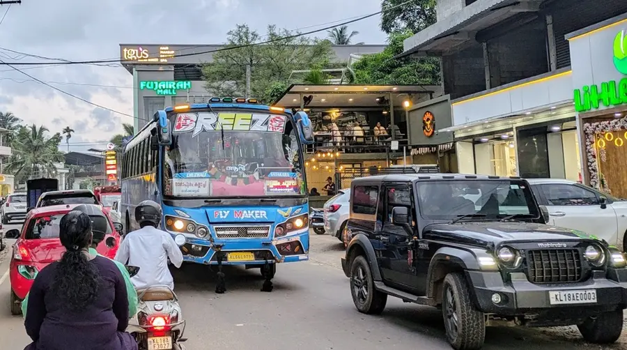 നാദാപുരം കക്കംവെള്ളിയിൽ സംസ്ഥാനപാതയിലെ  ഗതാഗതക്കുരുക്ക്