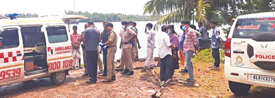 ആറാട്ടുപുഴ കിഴക്കേക്കര കീരിക്കാട് ജെട്ടിക്ക് വടക്കുഭാഗത്ത് കായംകുളം കായലിൽ വയോധികയുടെ മൃതദേഹം കണ്ടതിനെ തുടർന്ന് പൊലീസ് തെളിവു ശേഖരിക്കുന്നു 