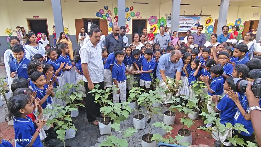 പച്ചക്കറിത്തോട്ടം ധനമന്ത്രിയായിരുന്ന കെ എൻ ബാലഗോപാൽ സന്ദർശിച്ചപ്പോൾ(ഫയൽചിത്രം)