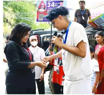 സോഫി മിന്നും കുരിശും ബോച്ചെയ്ക്ക് കൈമാറുന്നു (ഫയൽ ചിത്രം)