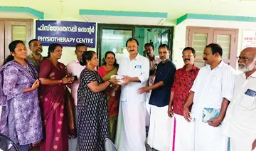 കുട്ടനാട് താലൂക്ക് ആശുപത്രിയിൽ സിപിഐ എം നേതൃത്വത്തിൽ ആരംഭിച്ച ഉച്ചഭക്ഷണവിതരണപദ്ധതിയിൽ  പുളിങ്കുന്ന് പഞ്ചായത്ത് പ്രസിഡന്റ്‌ ഔസേപ്പച്ചൻ വെമ്പാടംതറ പൊതി വിതരണംചെയ്യുന്നു