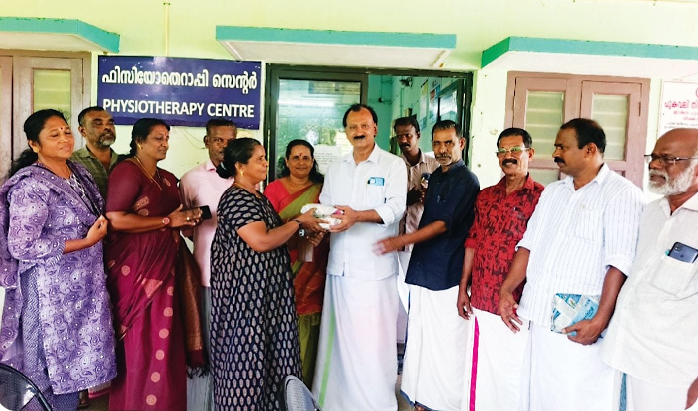 കുട്ടനാട് താലൂക്ക് ആശുപത്രിയിൽ സിപിഐ എം നേതൃത്വത്തിൽ ആരംഭിച്ച ഉച്ചഭക്ഷണവിതരണപദ്ധതിയിൽ  പുളിങ്കുന്ന് പഞ്ചായത്ത് പ്രസിഡന്റ്‌ ഔസേപ്പച്ചൻ വെമ്പാടംതറ പൊതി വിതരണംചെയ്യുന്നു