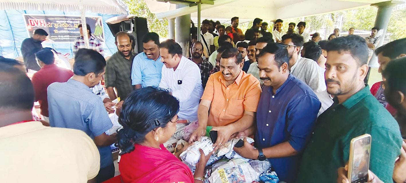 10–ാം വർഷത്തിലേക്ക് കടന്ന ഡിവൈഎഫ്ഐ ഉച്ചഭക്ഷണവിതരണം ജില്ലാ പഞ്ചായത്ത് പ്രസിഡന്റ് എ മഹേന്ദ്രൻ ഉദ്ഘാടനംചെയ്യുന്നു