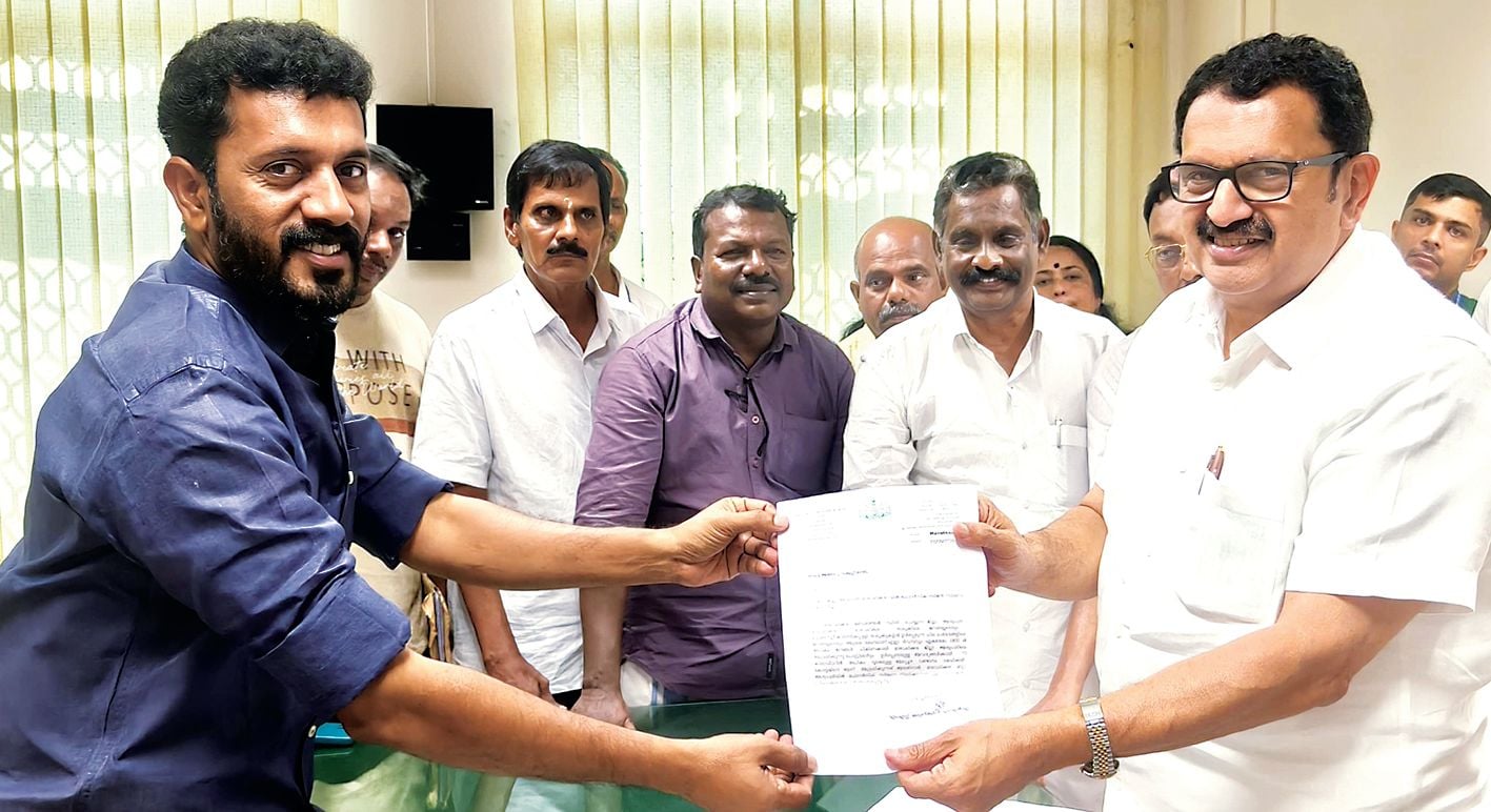 എം എസ് അരുൺകുമാർ എംഎൽഎ ആരോഗ്യമന്ത്രി കെ മുരളീധരന്  നിവേദനം നൽകുന്നു