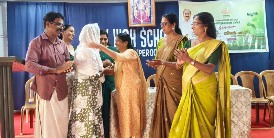 കളഞ്ഞുകിട്ടിയ മാല ഉടമയ്ക്ക് കുടുംബശ്രീ അംഗമായ  സുമ ഉണ്ണികൃഷ്ണൻ കൈമാറുന്നു