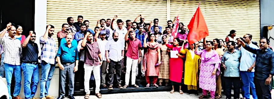 കെഎസ്-എഫ്ഇ ജീവനക്കാർ ആലപ്പുഴ മേഖല ഓഫീസിന് മുന്നിൽ സംഘടിപ്പിച്ച ധർണ