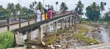 ചെറുതന പെരുമാങ്കര പാലത്തിന് താഴെ അടിഞ്ഞുകൂടിയ മാലിന്യം