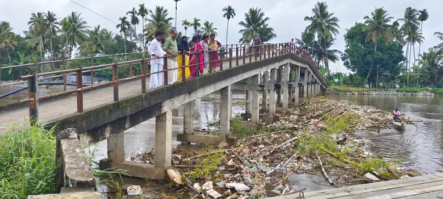 ചെറുതന പെരുമാങ്കര പാലത്തിന് താഴെ അടിഞ്ഞുകൂടിയ മാലിന്യം