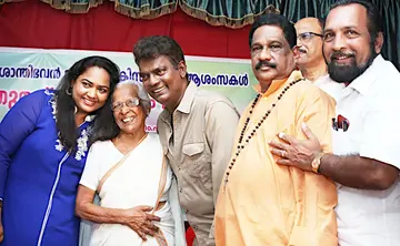 ശാന്തിഭവനിൽ എത്തിയ സലിംകുമാർ ബ്രദർ മാത്യു ആൽബിനും  പി കെ മേദിനിക്കുമൊപ്പം