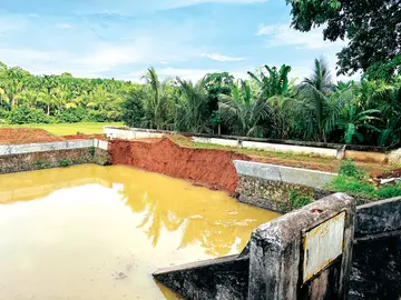വരവൂർ പാലക്കൽ ഭഗവതി ക്ഷേത്രക്കുളത്തിന്റെ സംരക്ഷണഭിത്തി ശക്തമായ മഴയിൽ തകർന്ന നിലയിൽ