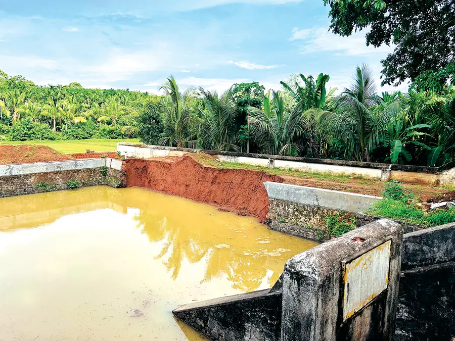 വരവൂർ പാലക്കൽ ഭഗവതി ക്ഷേത്രക്കുളത്തിന്റെ സംരക്ഷണഭിത്തി ശക്തമായ മഴയിൽ തകർന്ന നിലയിൽ