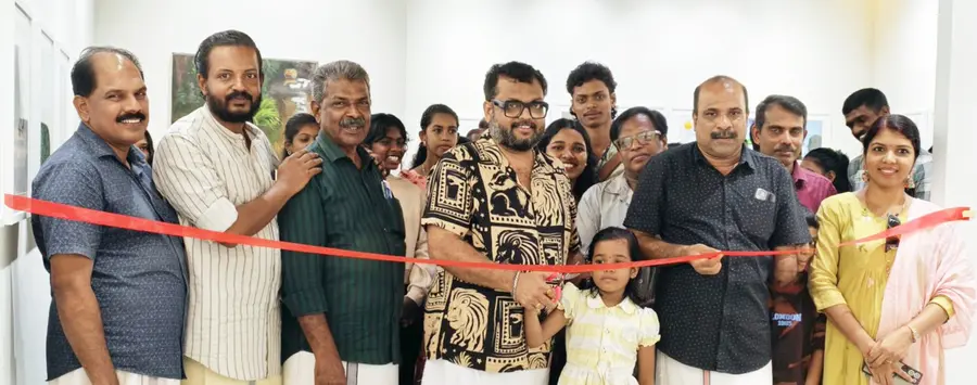 കലവൂർ ഗവ. ഹയർസെക്കൻഡറി സ്കൂളിലെ ആർട്ട് ഗാലറിയിലെ സ്റ്റുഡന്റ് ആർട്ട് എക്സിബിഷൻ തിരക്കഥകൃത്ത് സുനീഷ് വാരനാട് ഉദ്ഘാടനംചെയ്യുന്നു
