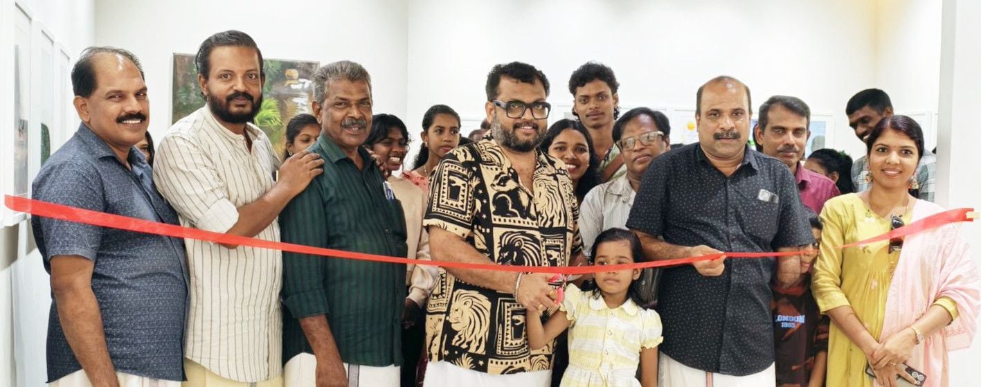 കലവൂർ ഗവ. ഹയർസെക്കൻഡറി സ്‌കൂളിലെ ആർട്ട് ഗാലറിയിലെ സ്‌റ്റുഡന്റ്‌ ആർട്ട് എക്‌സിബിഷൻ  തിരക്കഥകൃത്ത്  സുനീഷ് വാരനാട് ഉദ്ഘാടനംചെയ്യുന്നു