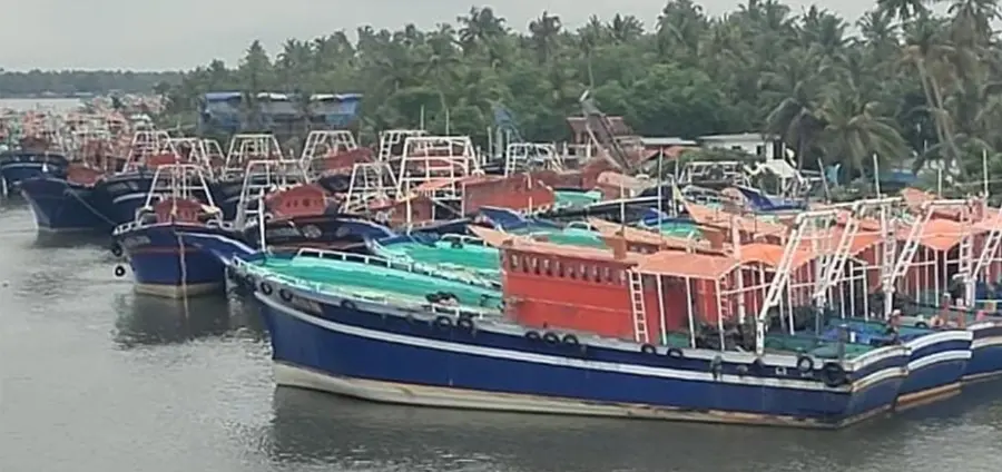 ട്രോളിങ് നിരോധനത്തെത്തുടർന്ന് ബോട്ടുകൾ ഹാര്‍ബറില്‍ കരയണഞ്ഞപ്പോൾ