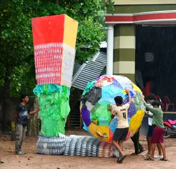 നീരാവിൽ പ്രകാശ് കലാകേന്ദ്രത്തിൽ ലോകകപ്പ് പ്രചരണാർഥം തയ്യാറാക്കിയ കാലും പന്തും ഇൻസ്റ്റലേഷൻ 
