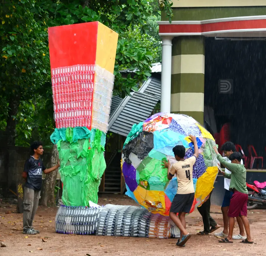 നീരാവിൽ പ്രകാശ് കലാകേന്ദ്രത്തിൽ ലോകകപ്പ് പ്രചരണാർഥം തയ്യാറാക്കിയ കാലും പന്തും ഇൻസ്റ്റലേഷൻ