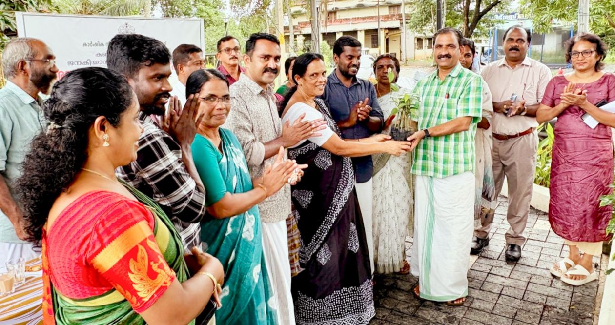 കഞ്ഞിക്കുഴി ബ്ലോക്ക് പഞ്ചായത്തിന്റെ കുരുമുളക് തൈ വിതരണം പ്രസിഡന്റ് സുധർമിണി തമ്പാൻ ഉദ്‌ഘാടനംചെയ്യുന്നു