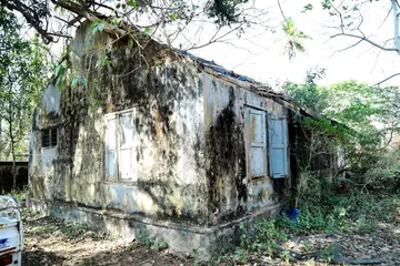 മാന്നാർ പൊലീസ് സ്‌റ്റേഷനിലെ ജീർണാവസ്ഥയിലായ ക്വാർട്ടേഴ്‌സുകൾ