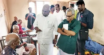 പുനർജനി അഭയകേന്ദ്രത്തിലെത്തിയ വയോജന കമീഷൻ ചെയർമാൻ
കെ സോമപ്രസാദ് അന്തേവാസികളോട് കാര്യങ്ങൾ ചോദിക്കുന്നു