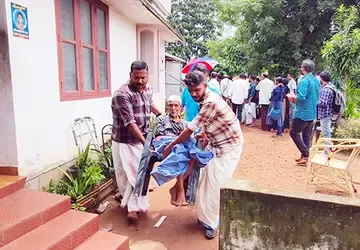 പുനർജനിയിലെ അന്തേവാസികളെ പത്തനാപുരം ഗാന്ധിഭവനിലേക്ക്
കൊണ്ടുപോകുന്നു