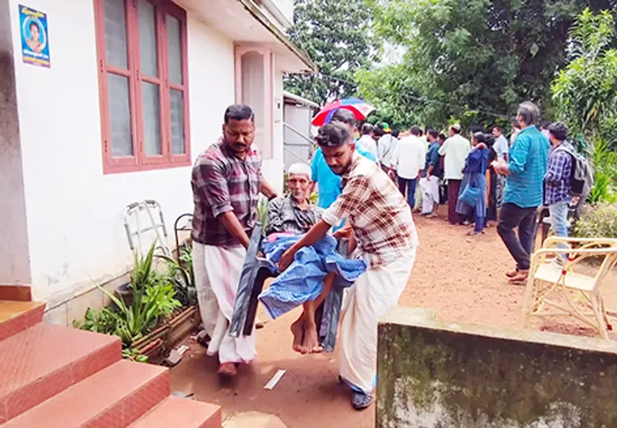 പുനർജനിയിലെ അന്തേവാസികളെ പത്തനാപുരം ഗാന്ധിഭവനിലേക്ക്
കൊണ്ടുപോകുന്നു