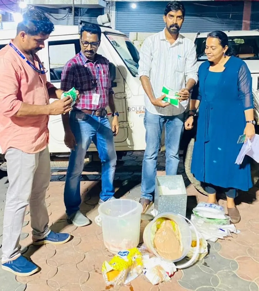 ഷിഗല്ല സാന്നിധ്യം കണ്ടെത്തിയതിനെ തുടർന്ന് തിരൂരങ്ങാടിയിലെ കടകളിൽ ആരോഗ്യ പ്രവർത്തകർ പരിശോധന നടത്തുന്നു