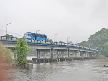 അടിതൂണുകൾ ദ്രവിച്ച കണ്ടശാങ്കടവ് പാലം