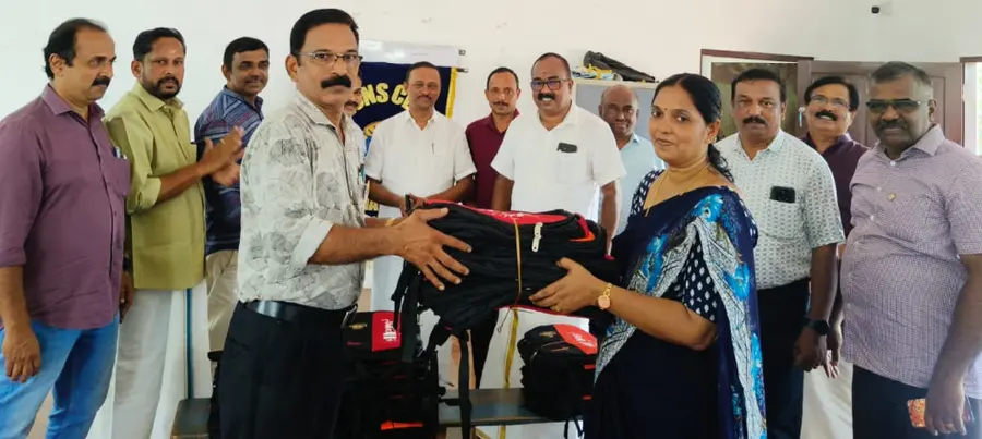 ലയൺസ് ക്ലബ് പ്രസിഡന്റ്‌ ഗണേഷ്‌കുമാറിൽനിന്ന്‌ കെപിഎംയുപിഎസ്  പ്രഥമാധ്യാപിക മായ ചന്ദ്രൻ ബാഗുകൾ ഏറ്റുവാങ്ങുന്നു