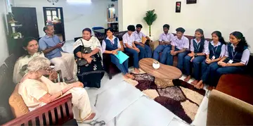 കണിച്ചുകുളങ്ങര ഹയർസെക്കൻഡറി സ്‌കൂളിലെ എൻഎസ്എസ് വിഭാഗം പൊക്ലാശേരി എൽപി സ്‌കൂൾ  പ്രഥമാധ്യാപികയായിരുന്ന കറുകപ്പറമ്പിൽ ചെല്ലമ്മ ടീച്ചറെ സന്ദർശിക്കുന്നു