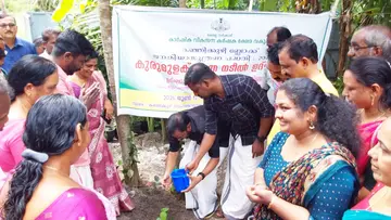 കഞ്ഞിക്കുഴി ബ്ലോക്ക് പഞ്ചായത്ത് നടപ്പാക്കുന്ന കുരുമുളക് ഗ്രാമം പദ്ധതി ജില്ലാ പഞ്ചായത്ത് സ്ഥിരംസമിതി അധ്യക്ഷൻ എസ് രാധാകൃഷ്ണൻ ഉദ്ഘാടനംചെയ്യുന്നു