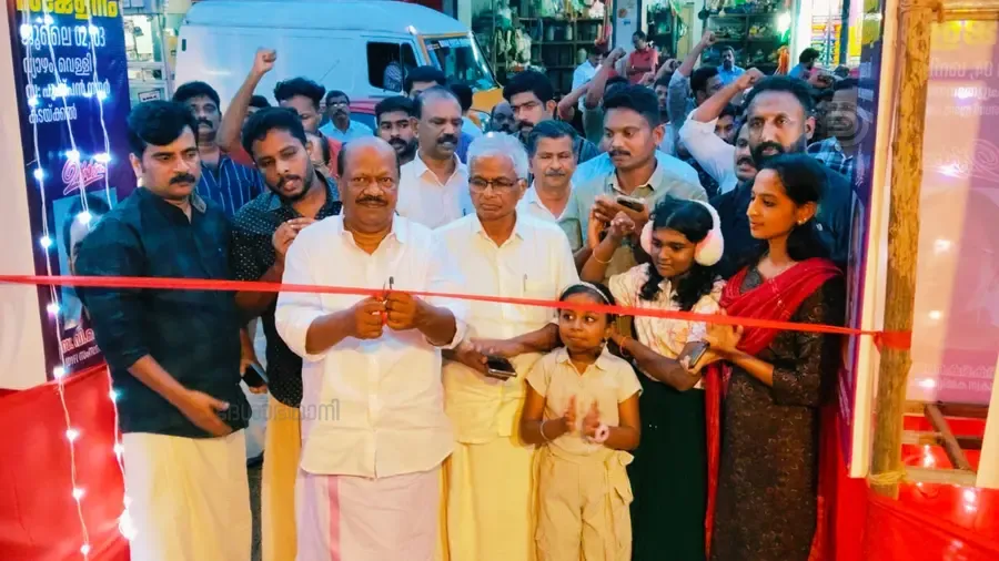 ഡിവൈഎഫ്ഐ ജില്ലാ സമ്മേളനത്തിന്റെ ഭാഗമായുള്ള സംഘാടകസമിതി ഓഫീസ്  സിപിഐ എം സംസ്ഥാന കമ്മിറ്റി അംഗം എസ് ജയമോഹൻ ഉദ്‌ഘാടനംചെയ്യുന്നു 