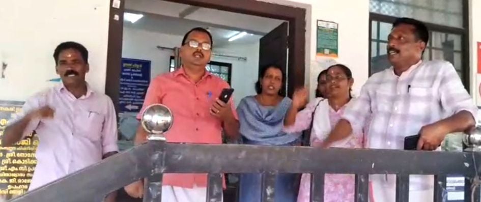 ബ്ലോക്ക് പഞ്ചായത്ത് അംഗം എസ് സുധിമോന്റെ നേതൃത്വത്തിൽ സംഘടിപ്പിച്ച പ്രതിഷേധം